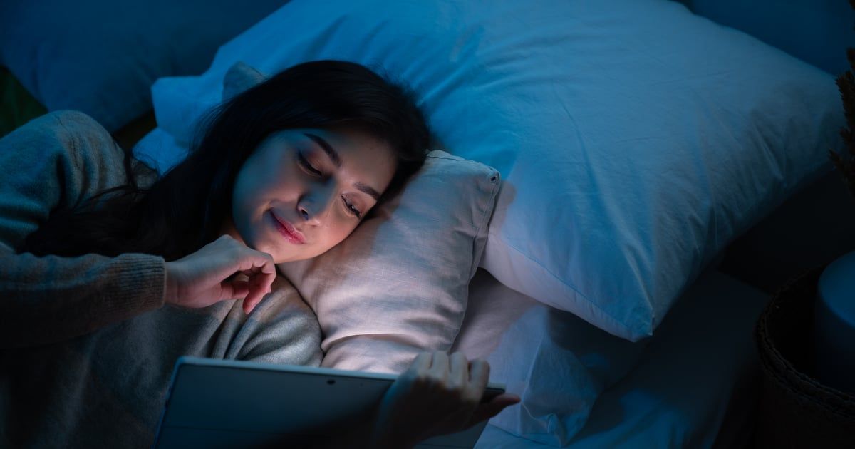 عكس المتداول.. الشاشات قد لا تكون سيئة قبل النوم