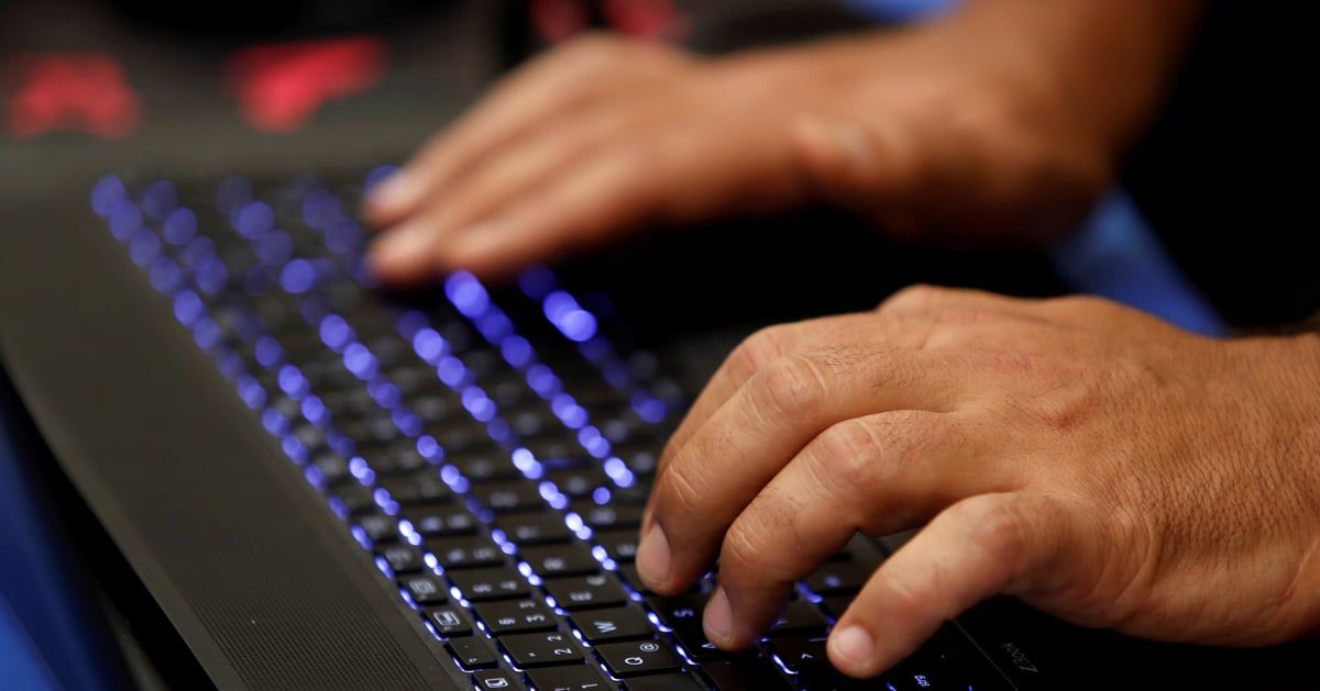 إليك الحل.. إذا انسكب مشروب ما على اللابتوب