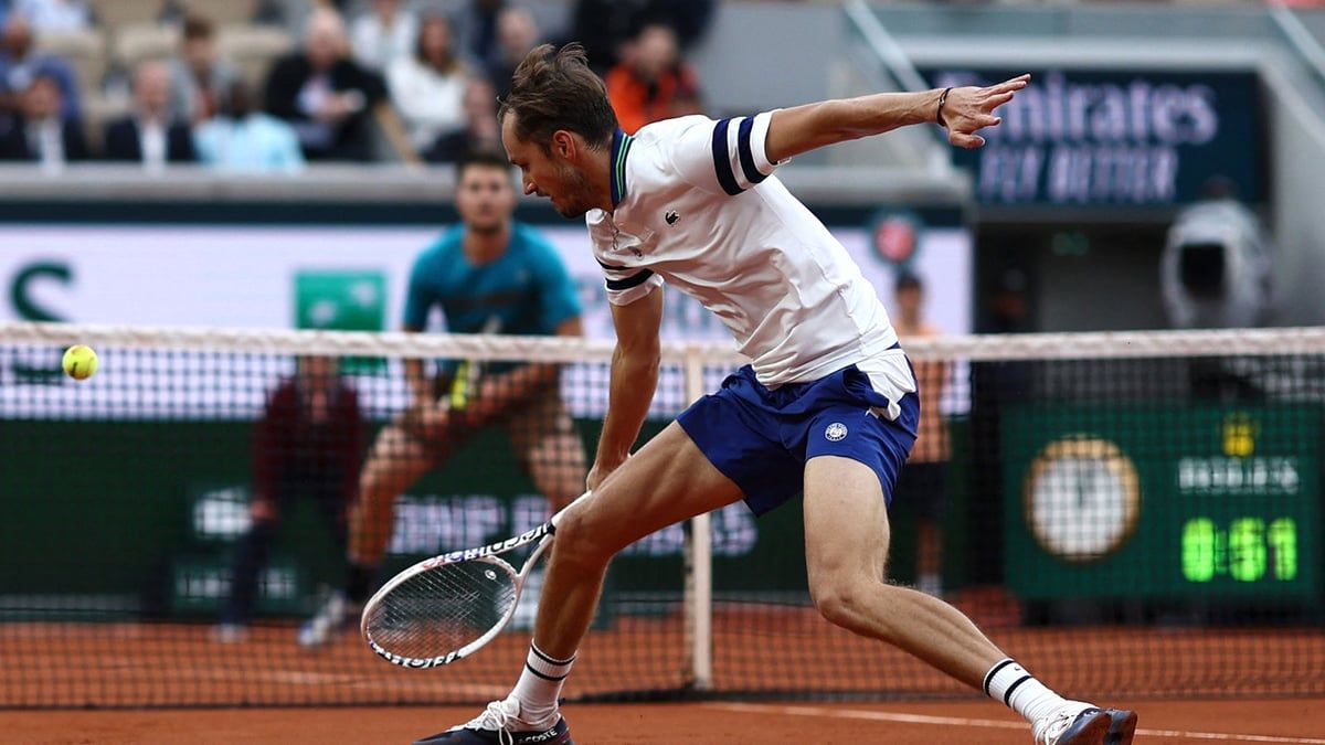 "رولان غاروس".. ميدفيديف يتأهل للدور الثالث بعد انسحاب منافسه