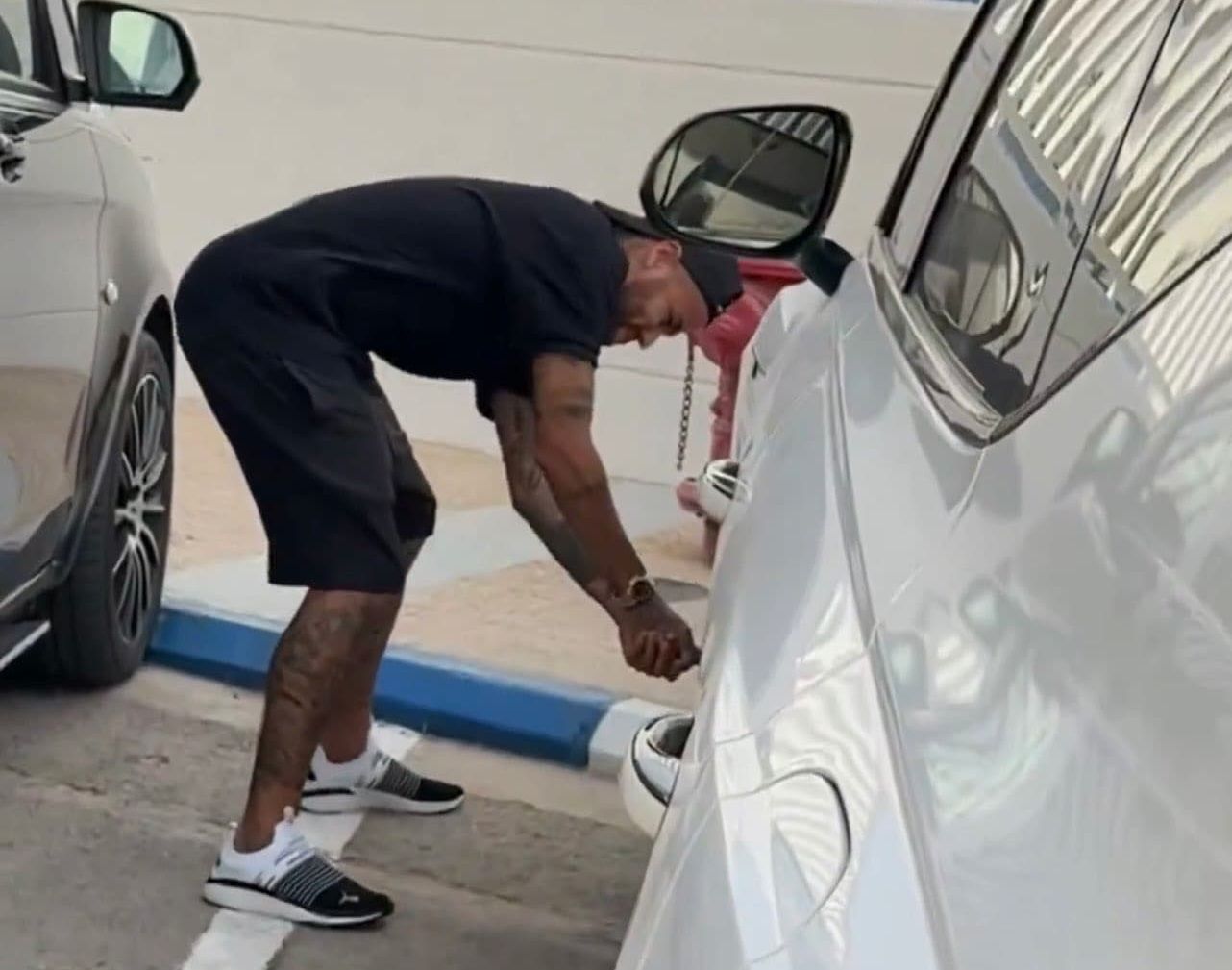 مُمسكًا بسكين!! نيمار ينتقم من رينان لودي بطريقة تصدم جمهوره في مقطع فيديو أثار الغضب - موقع الخليج الان