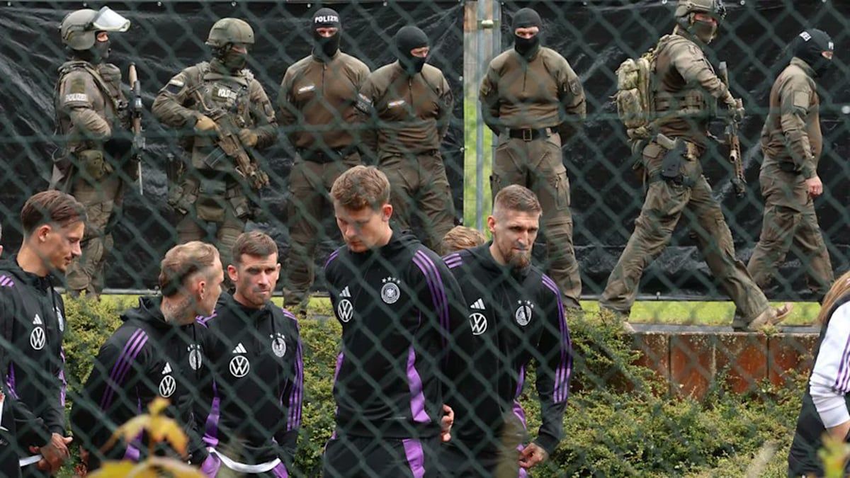 اشتبكوا مع اللاعبين.. سر ظهور ضباط القوات الخاصة في تدريبات ألمانيا (صور)