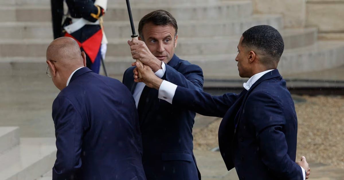 حمل مظلة لرئيس موريتانيا.. ماكرون يشعل تفاعلا واسعا (فيديو)