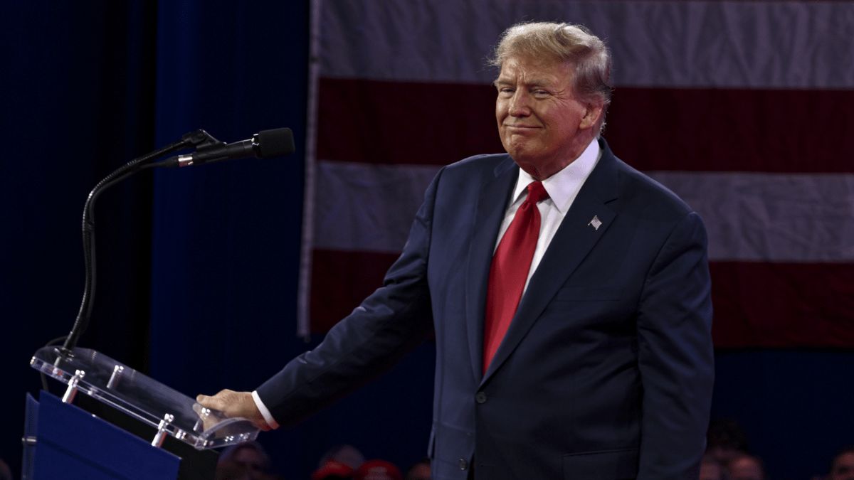 فواتير وقسائم وشيكات.. أدلة جديدة تثبت إدانة ترامب