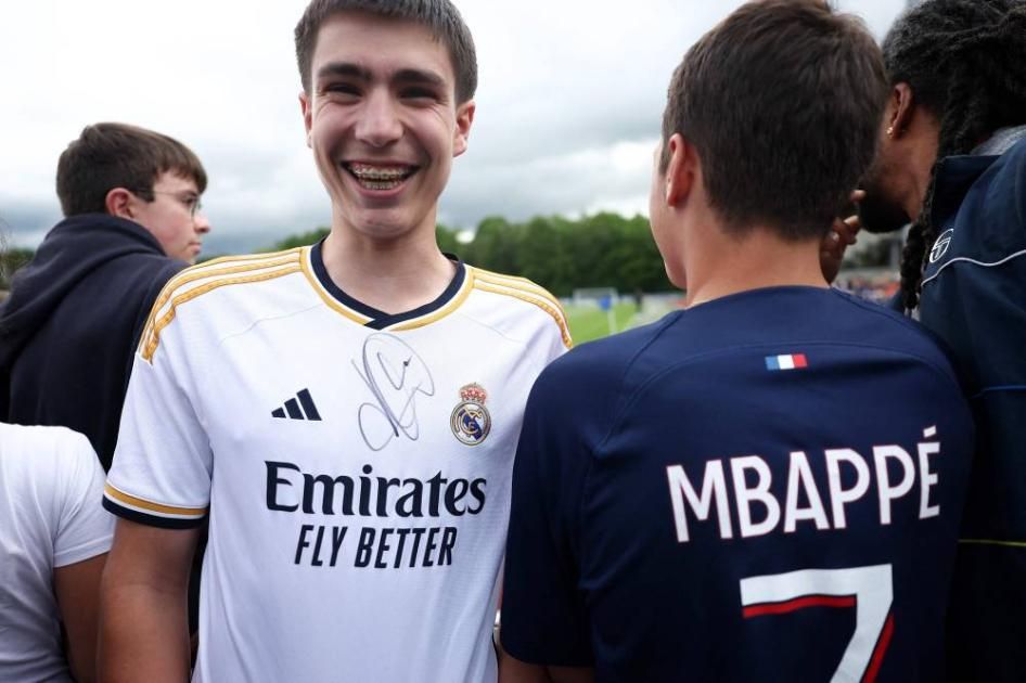 قبل نهائي الأبطال.. مصادرة 11 طناً من القمصان المقلدة