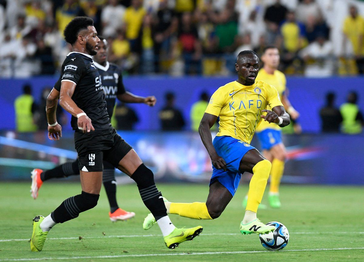 الموعد والقنوات الناقلة ومعلقو مباراة الهلال والنصر