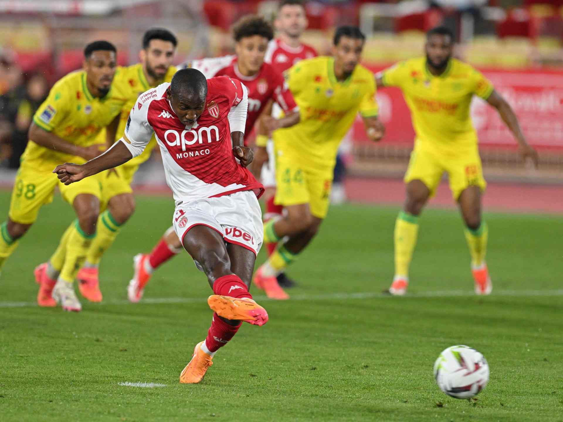 رابطة الدوري الفرنسي توقف محمد كامارا بسبب إخفائه شعارا يدعم المثليين - موقع الخليج الان