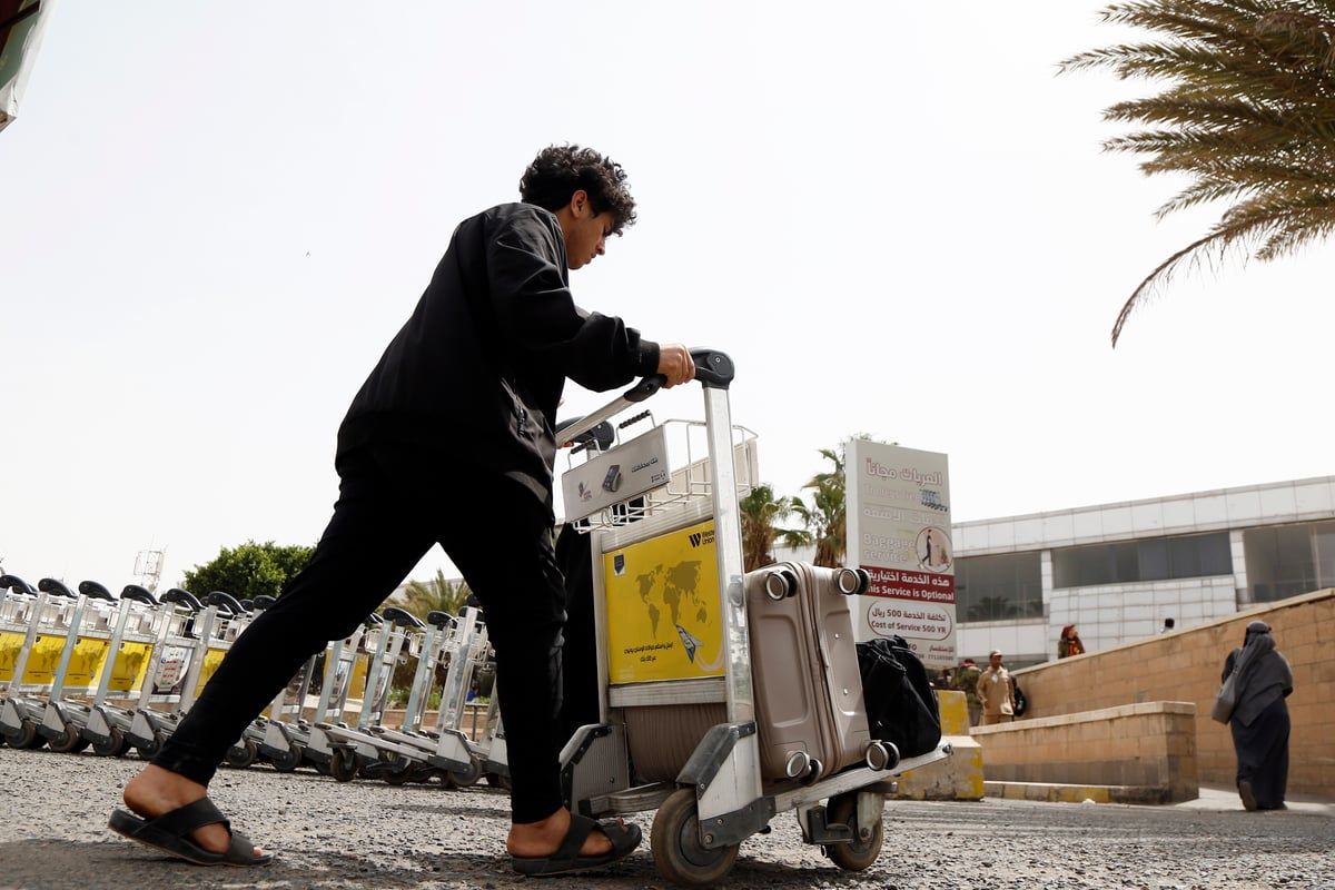 لَكَم المضيف.. إنزال مسافر من طائرة يمنية