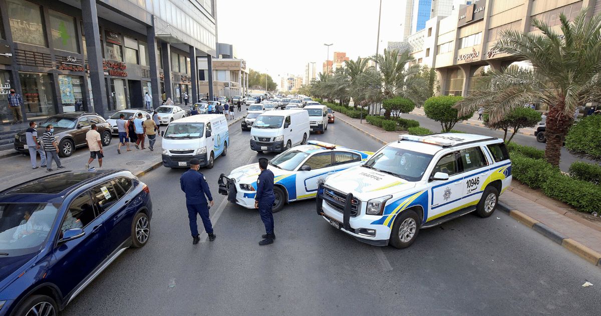 الكويت تبدأ بفرم سيارات المتهورين (فيديو)