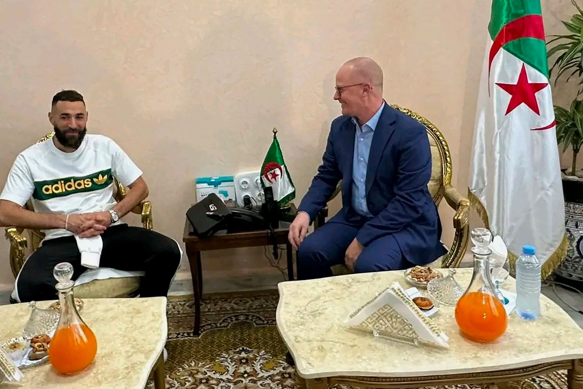 كريم بنزيمة يدعم الجزائر من المدرجات في تصفيات كأس العالم - موقع الخليج الان