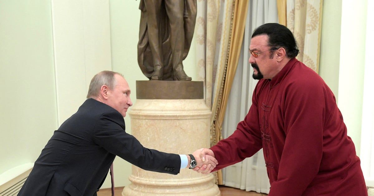 بوتين يمنح الممثل الأمريكي ستيفن سيغال وسام الصداقة (فيديو)