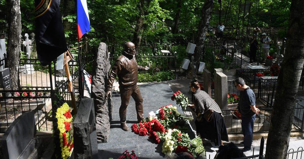 تمثال لبريغوجين عند قبره في سان بطرسبرغ