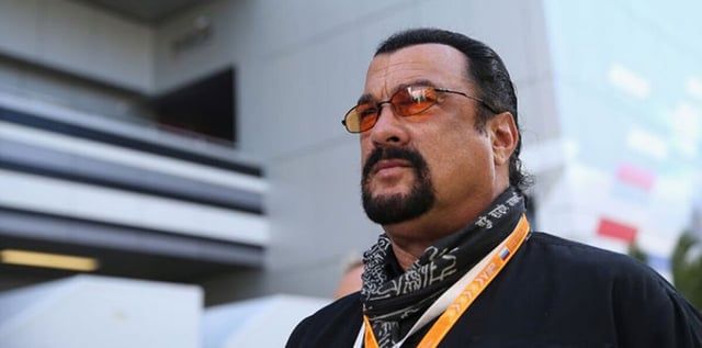 بوتين يمنح الممثل الأمريكي ستيفن سيغال وسام الصداقة (فيديو)