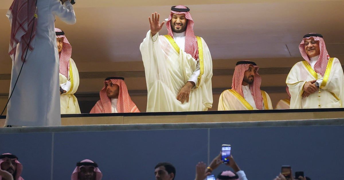 سيلفي غير متوقع مع ولي العهد يحوّل فتًى سعوديًا إلى نجم (فيديو)