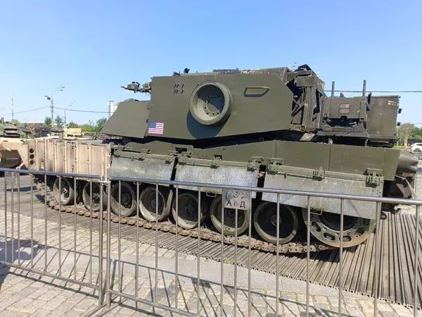 الدبابات الغربية تتحول إلى "دمى حديدية" بحديقة النصر الروسية (صور)