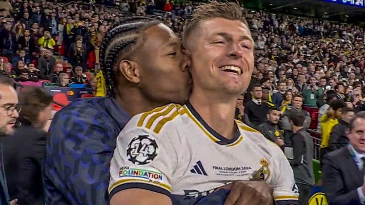 قام بتقبيله.. ألابا يقتحم مقابلة تليفزيونية مع توني كروس (فيديو)