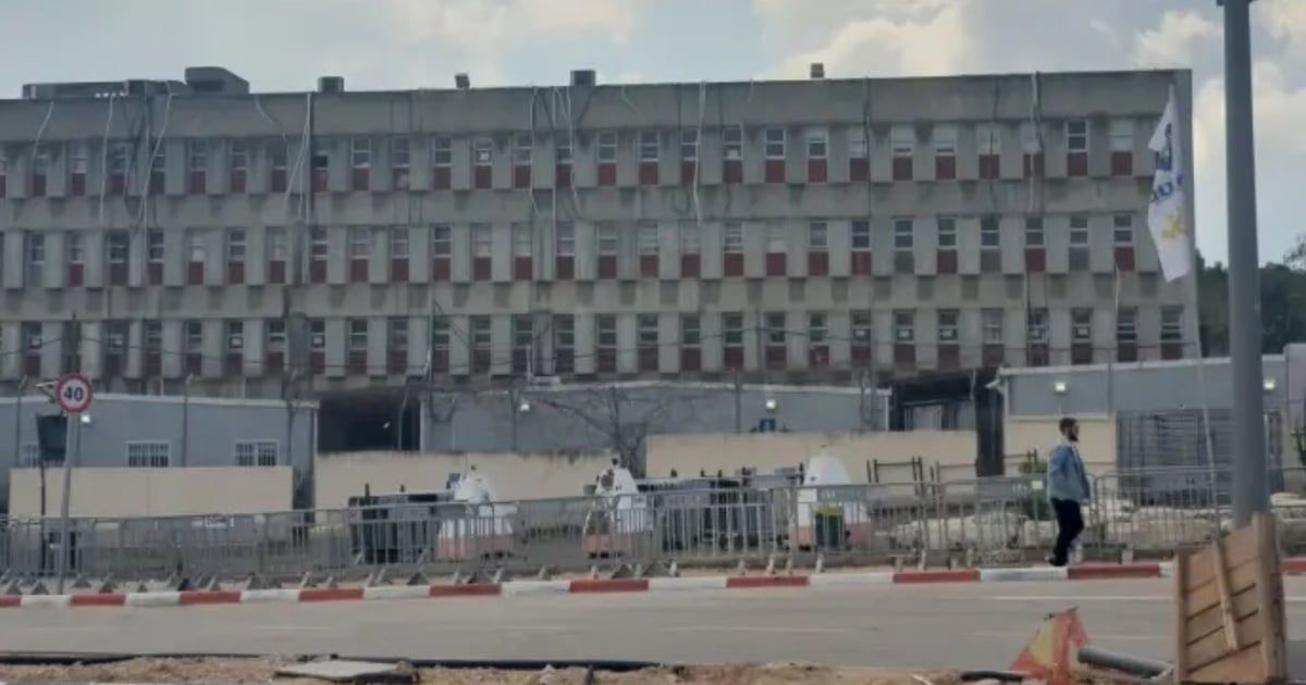 جندي يلقي قنبلة على مقر وزارة الدفاع الإسرائيلية