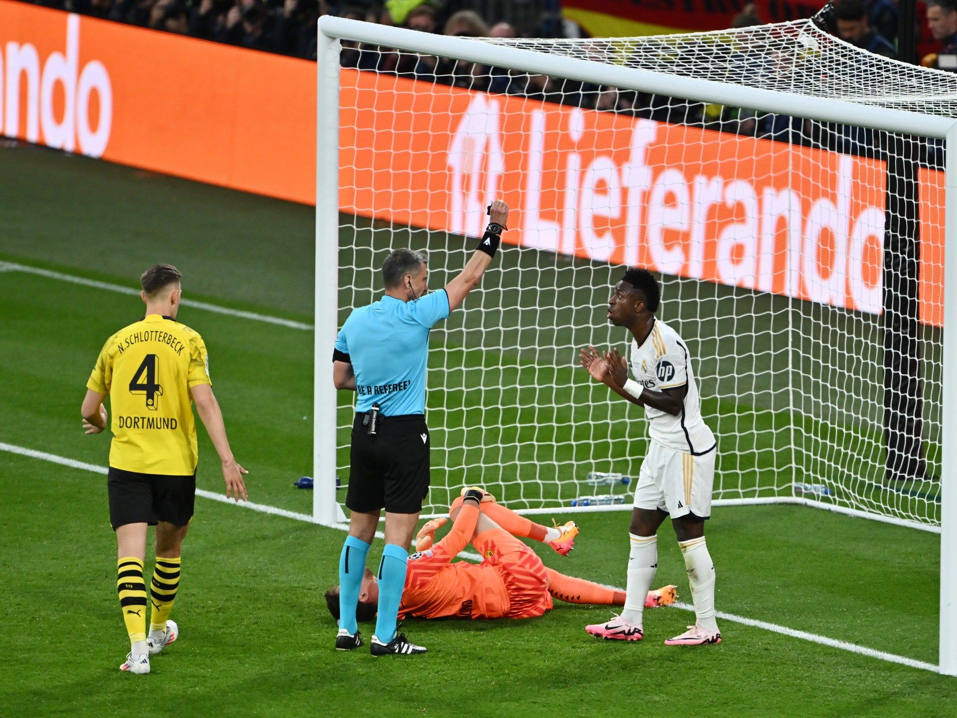 هل حرم الحكم دورتموند من ضربة جزاء بمواجهة ريال مدريد في نهائي دوري الأبطال؟ - موقع الخليج الان