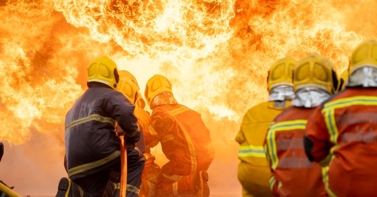 الكويت.. حريق ضخم في برج تجاري وسط العاصمة (فيديو)