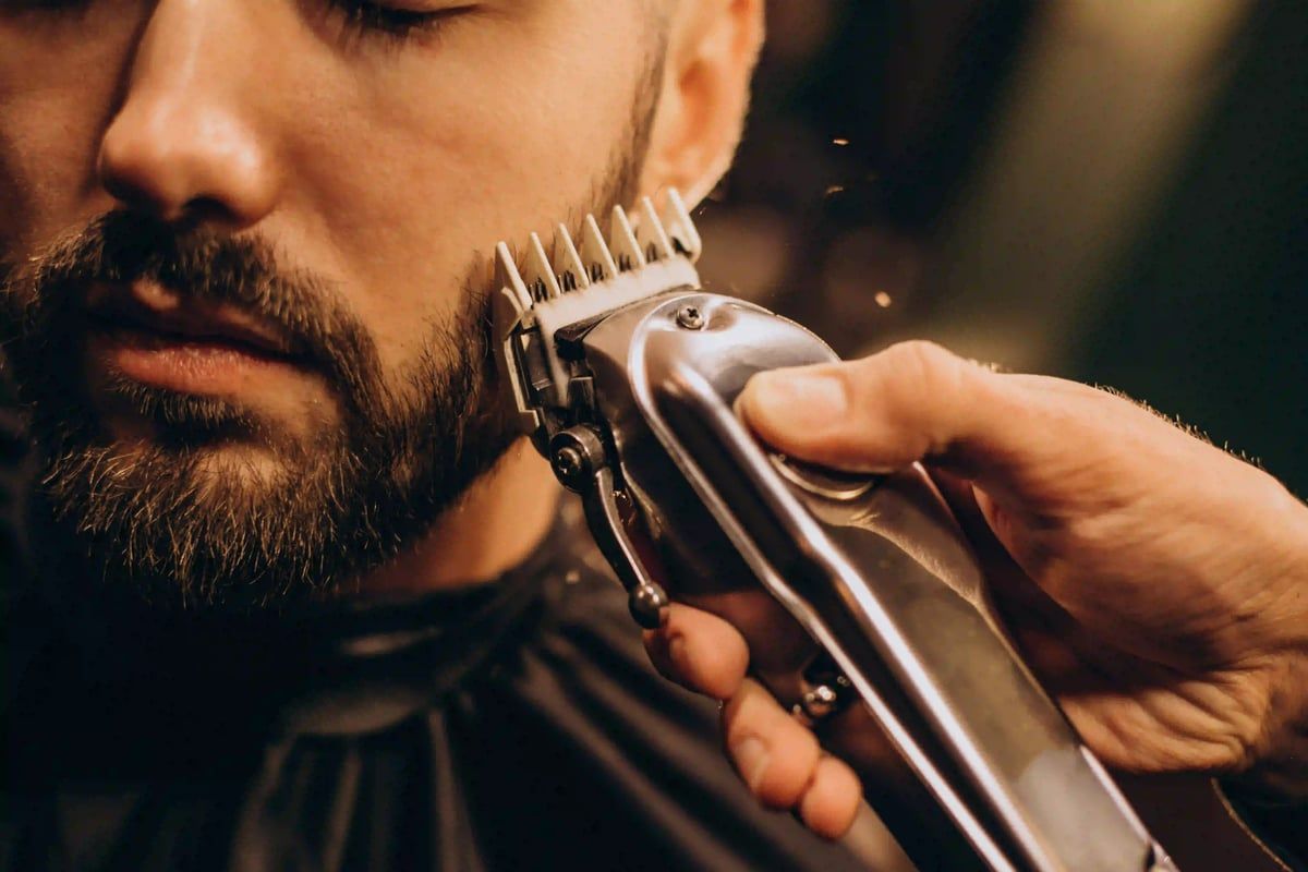 سعودي ينتقم من حلاق بطريقة غير متوقعة (فيديو)