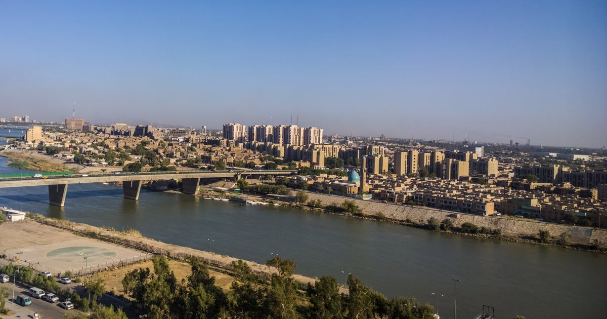 دعوات واسعة لإزالة مجسم "الإبهام" من بغداد (صور)