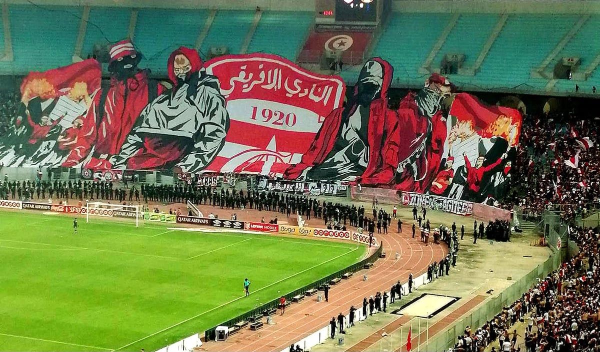 كسور خطيرة لمشجعٍ للأفريقي التونسي بعد سقوط مروّع من المدرجات (فيديو)