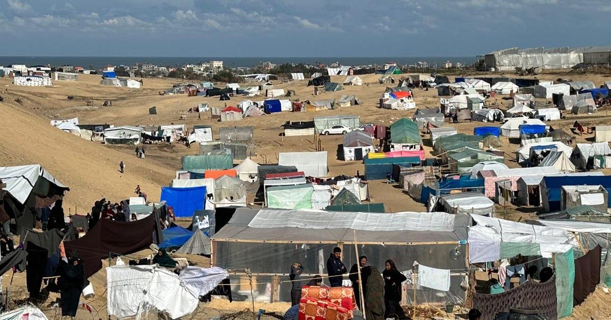 الزوارق الإسرائيلية "خطر إضافي" على النازحين في منطقة المواصي