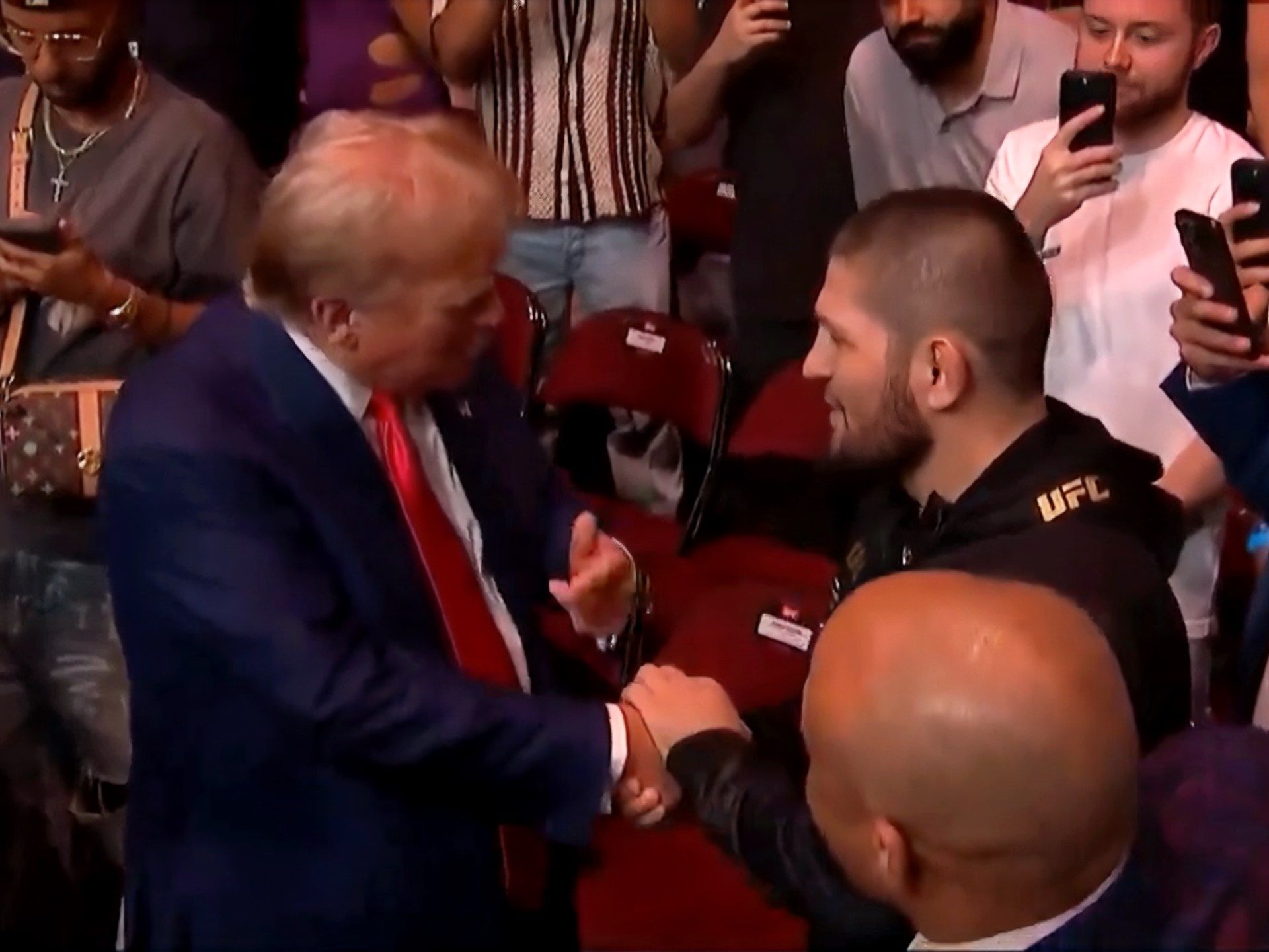 بالفيديو.. ترامب يتعهد للبطل نورمحمدوف بوقف الحرب على غزة - موقع الخليج الان