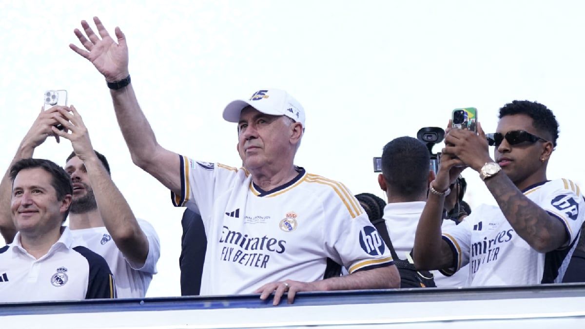 أنشيلوتي يحتفل بالسيجار ويرقص مع لاعبي ريال مدريد (فيديو)