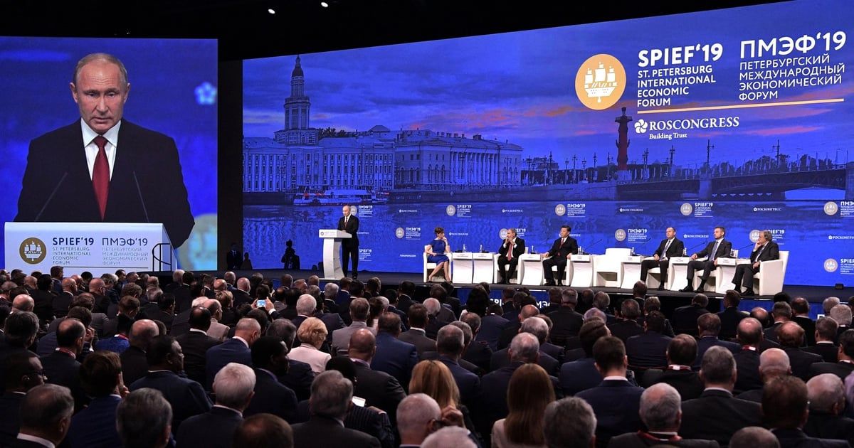 من سان بطرسبرغ إلى فيينا.. حدثان يعكسان الانقسام الدولي بين الشرق والغرب