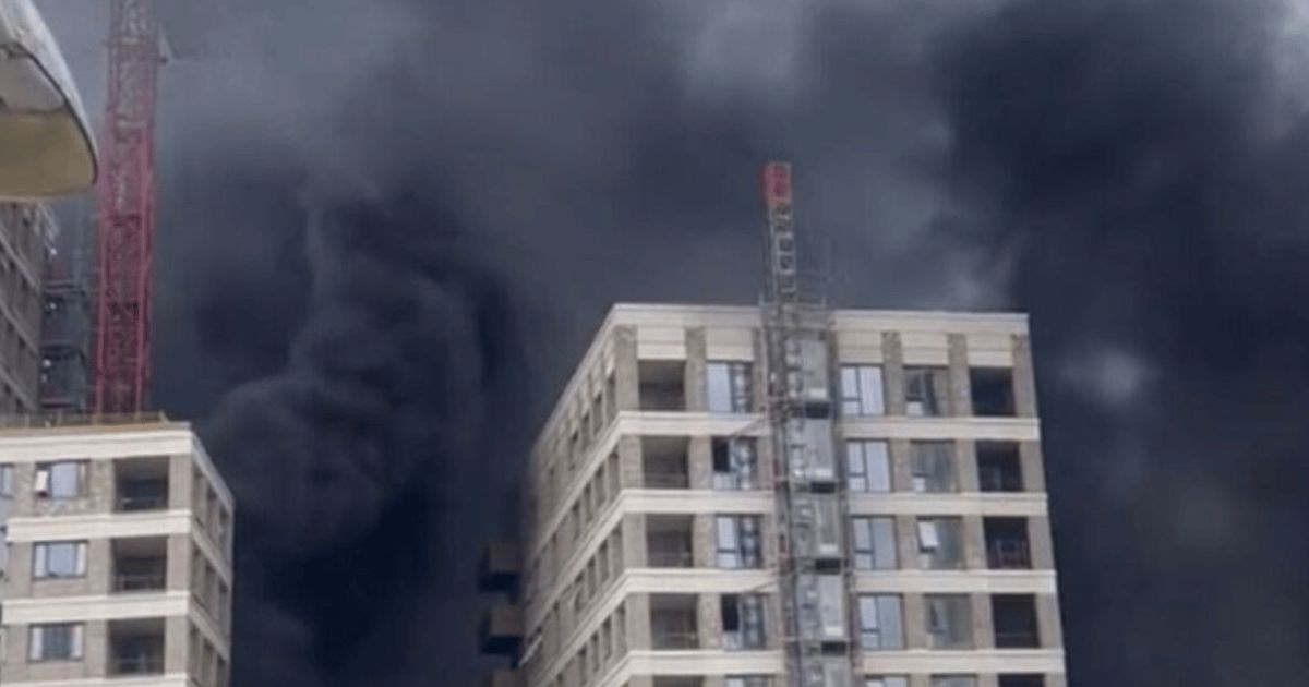 مشهد مرعب لرجل عالق على رافعة وسط حريق في لندن (فيديو)