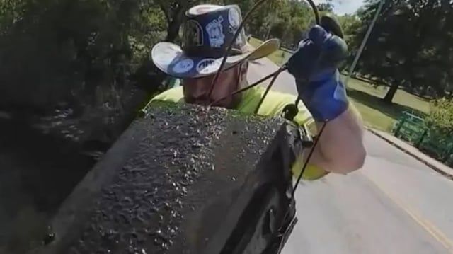 الصيد بالمغناطيس.. زوجان يعثران على خزانة مليئة بالأموال