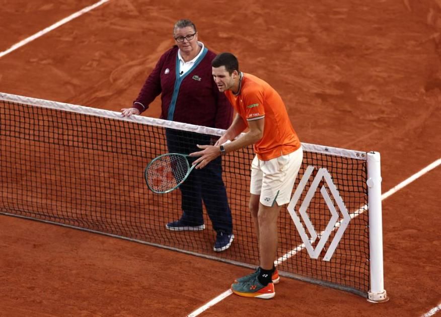 لاعب تنس يتفق مع خصمه على تغيير الحكمة