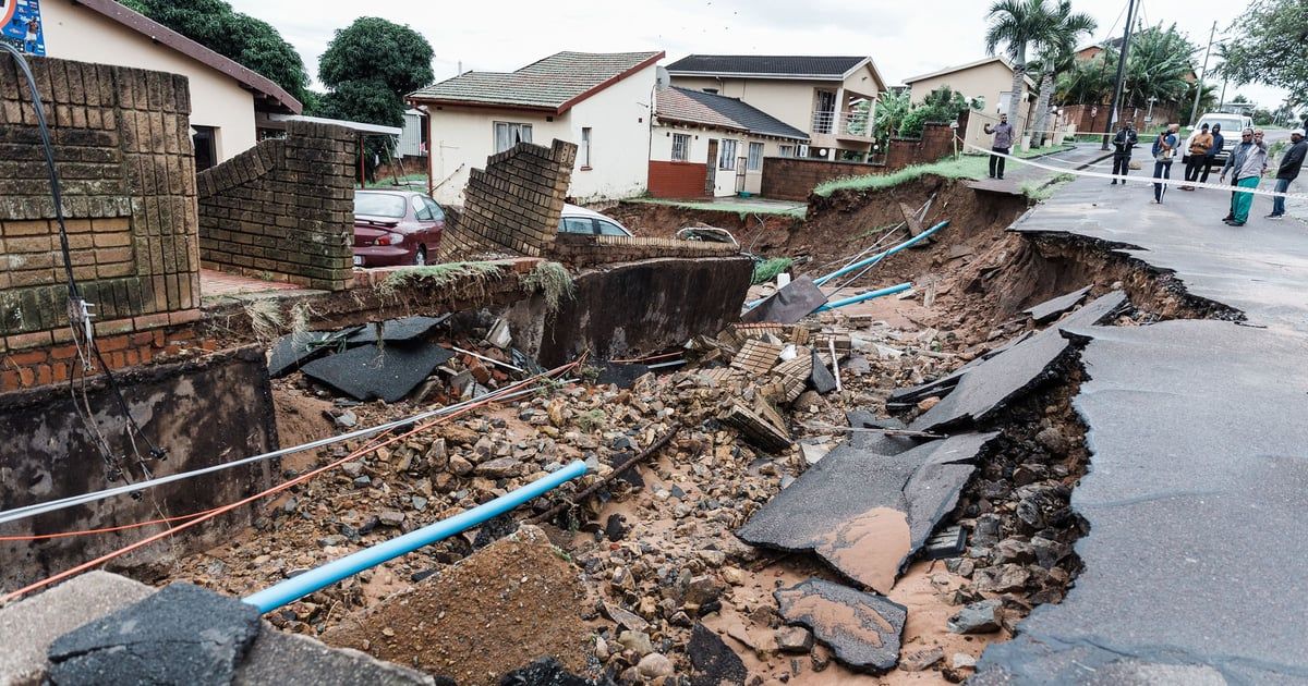 مصرع 12 شخصاً جراء فيضانات جنوب أفريقيا