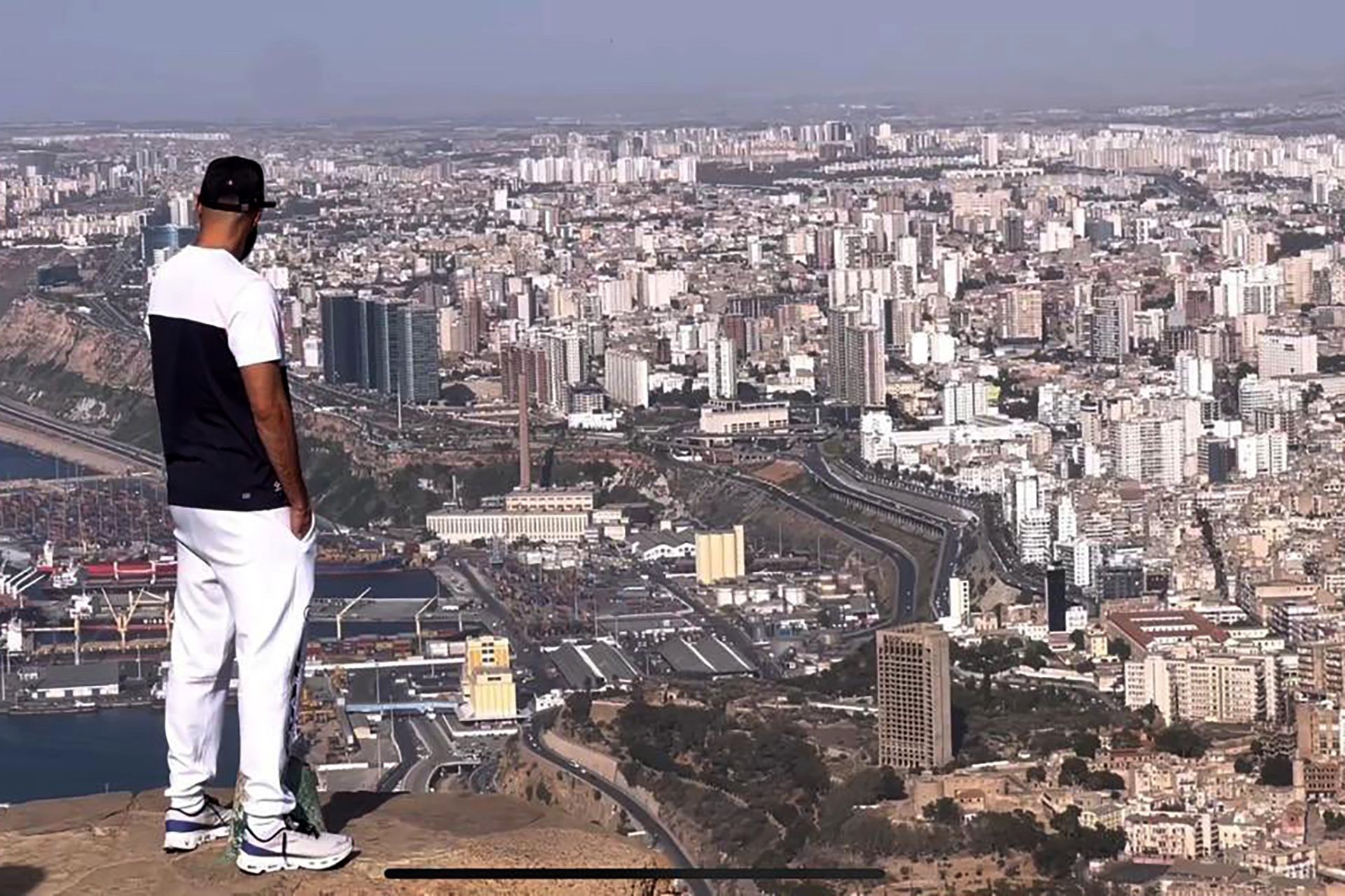 مبابي يتبعه الشهر المقبل.. بنزيمة يواصل زيارته للجزائر مسقط رأس والديه - موقع الخليج الان