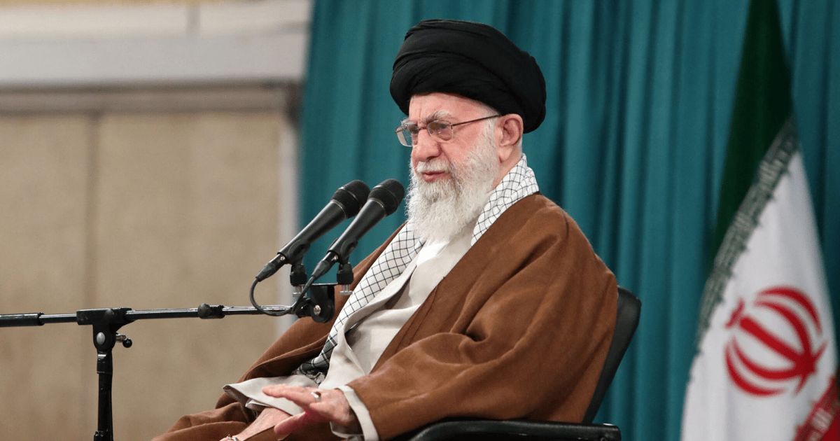 اعتقال إيراني بعد تعليقه بـ "نقطة" على منشور لخامنئي (صورة)