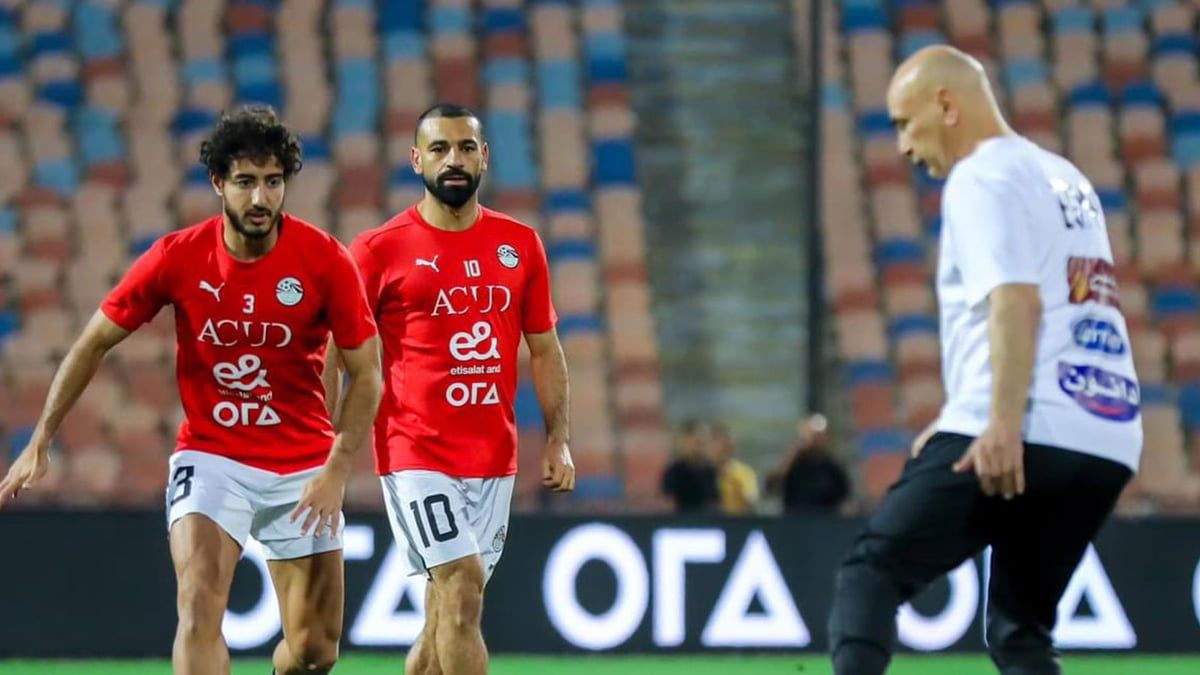 حسام حسن يسخر من قصة شعر صلاح في جلسة بينهما