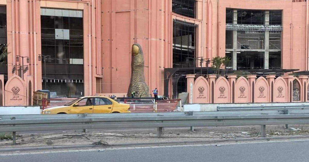 نقابة فناني العراق تطالب بإزالة "مجسم الإبهام" المثير للجدل