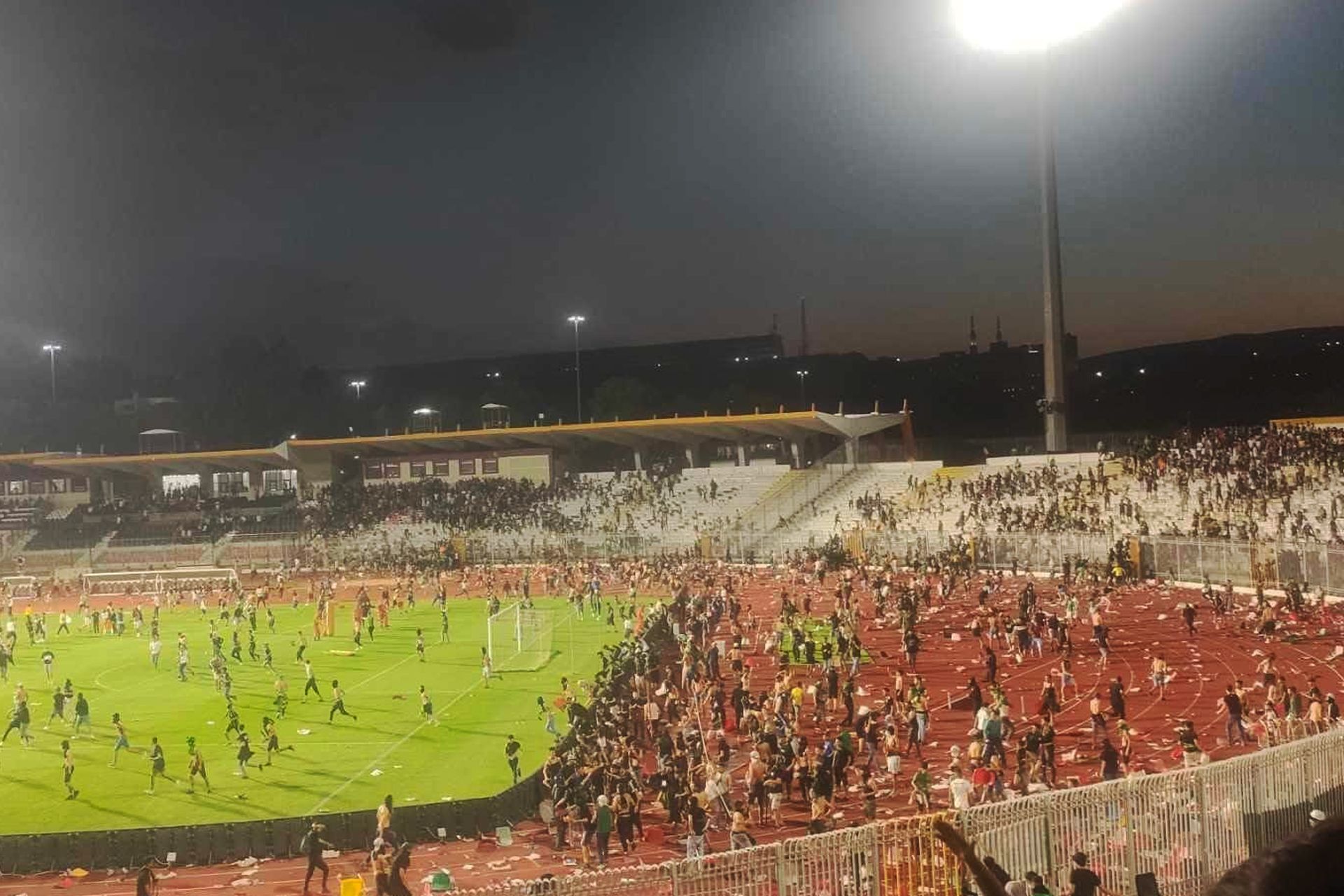 تحطيم كراسي واشتباكات مع الأمن.. الاتحاد الجزائري: مباريات الدوري تقام دون جمهور - موقع الخليج الان