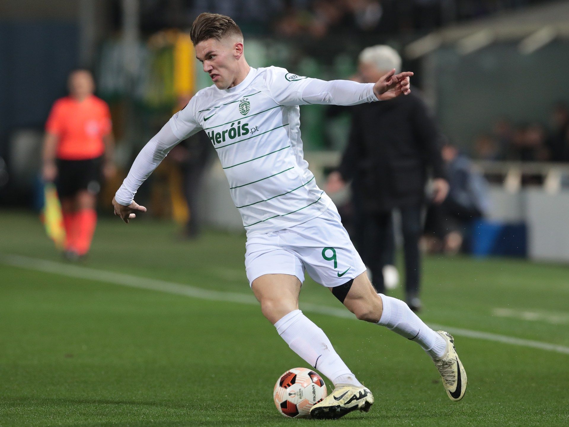 تفوق على مبابي وكين.. نجم لشبونة أفضل هداف وصانع أهداف في 10 دوريات أوروبية - موقع الخليج الان