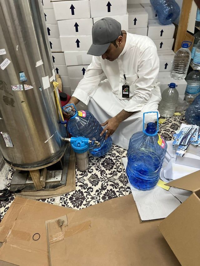 تزامنا مع موسم الحج.. الكويت تصادر آلاف العبوات من ماء زمزم المغشوش (صور)