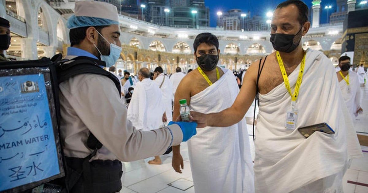 تزامنا مع موسم الحج.. الكويت تصادر آلاف العبوات من ماء زمزم المغشوش (صور)