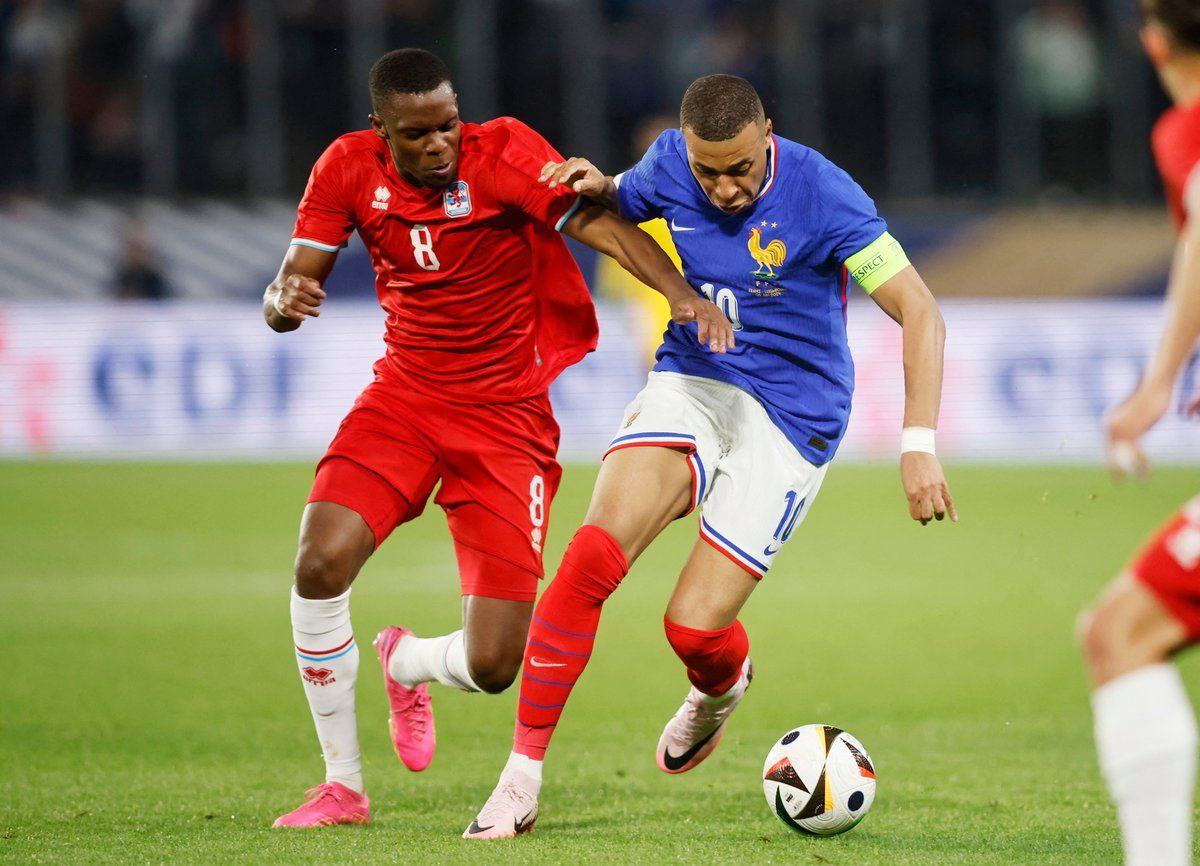 مبابي يفشل في تسجيل مقصية على طريقة رونالدو (فيديو)