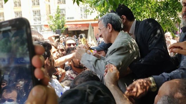 نجاد يبدأ حملته الانتخابية من "بازار طهران" (صور وفيديو)