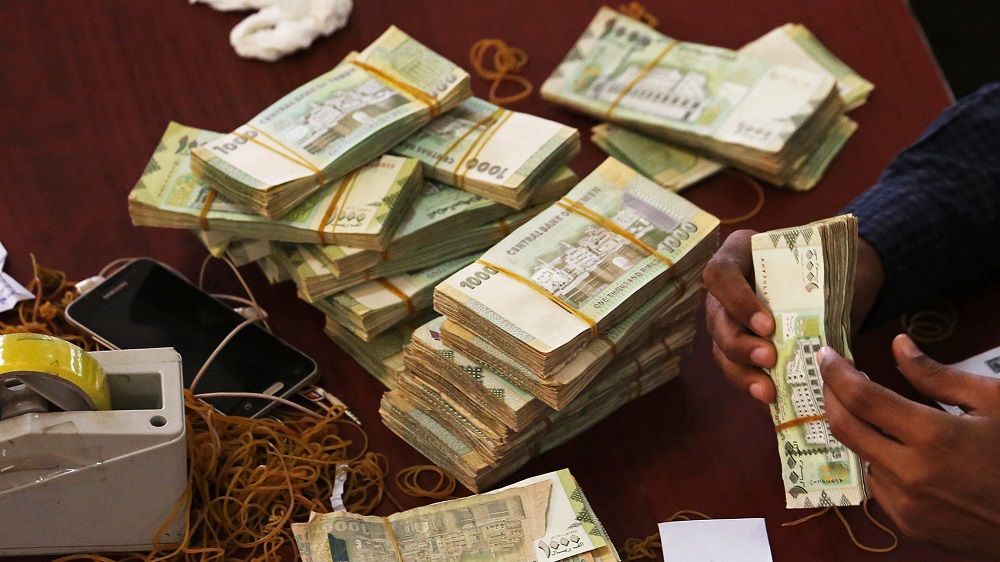 صرف مرتبات هذه الفئة من موظفي الدولة في العاصمة اليمنية صنعاء