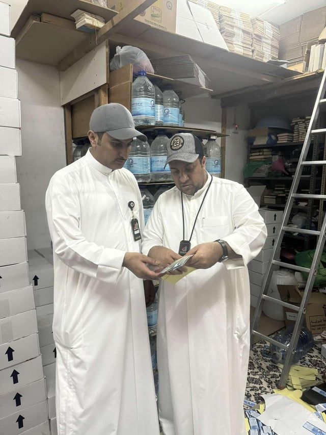 تزامنا مع موسم الحج.. الكويت تصادر آلاف العبوات من ماء زمزم المغشوش (صور)