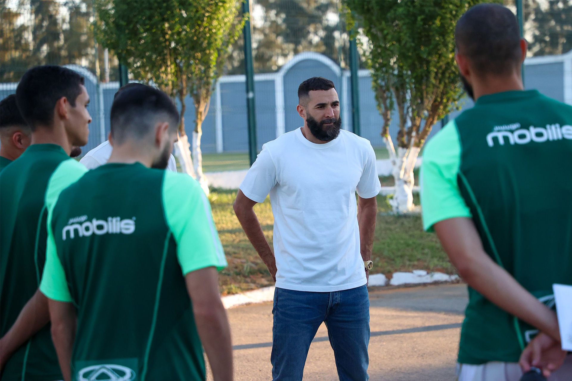 شاهد.. بنزيمة في تدريبات منتخب الجزائر قبل مواجهة غينيا بتصفيات مونديال 2026 - موقع الخليج الان