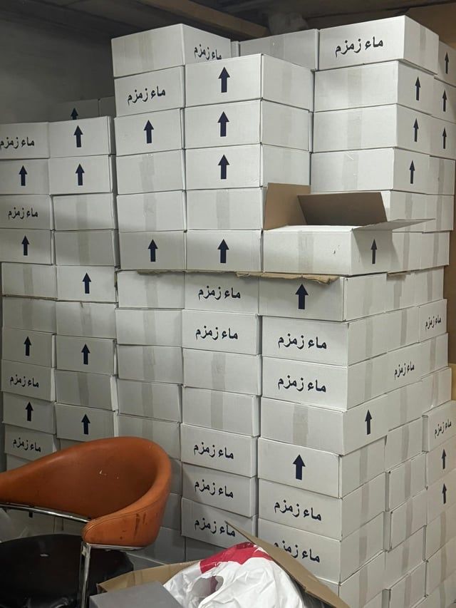 تزامنا مع موسم الحج.. الكويت تصادر آلاف العبوات من ماء زمزم المغشوش (صور)