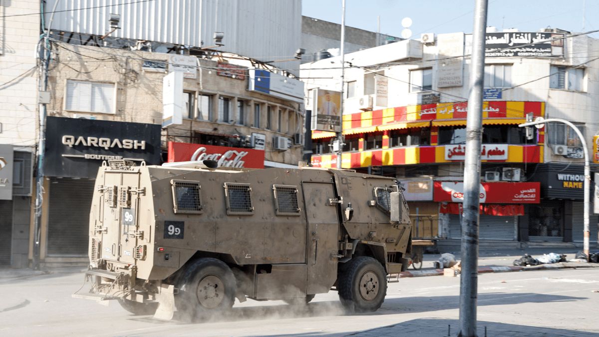 جندي إسرائيلي ينشر مقطعا لاعتقال فلسطيني والتنكيل به (فيديو)