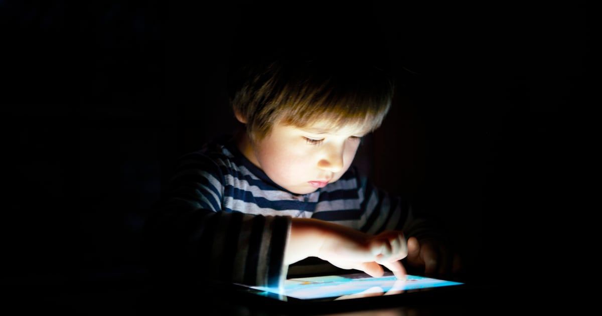 المدرسة أم الآباء.. من المسؤول عن حماية الأطفال من السوشال ميديا؟