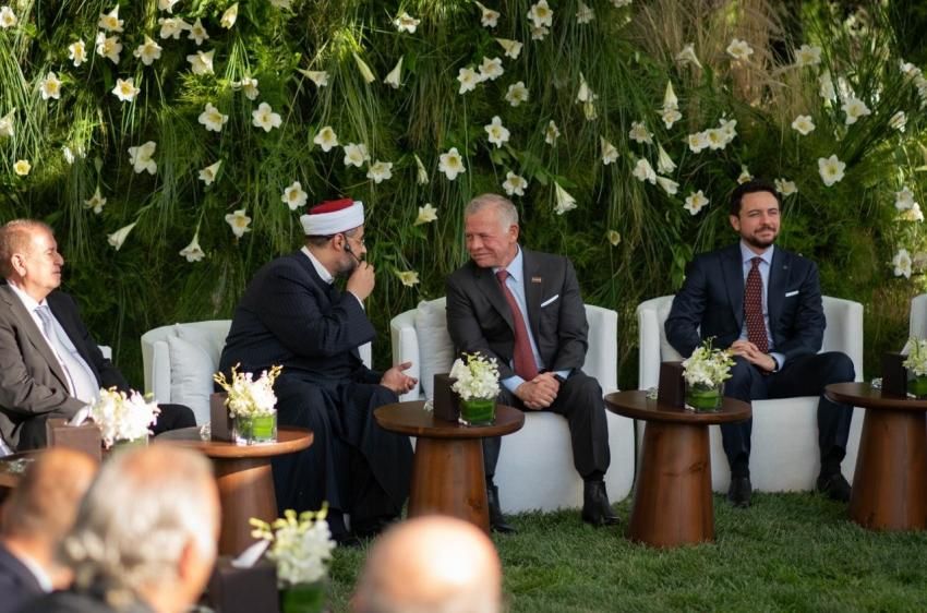 اتفرج لحظات طلب يد الأميرة عائشة بنت فيصل بن الحسين بحضور ملك الأردن وولي العهد (صور)